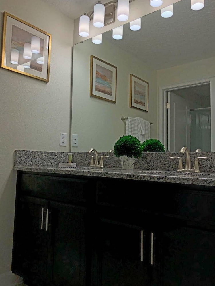 1556 PD Poolside Bliss: Enchanted 4BR Townhome - photo 31