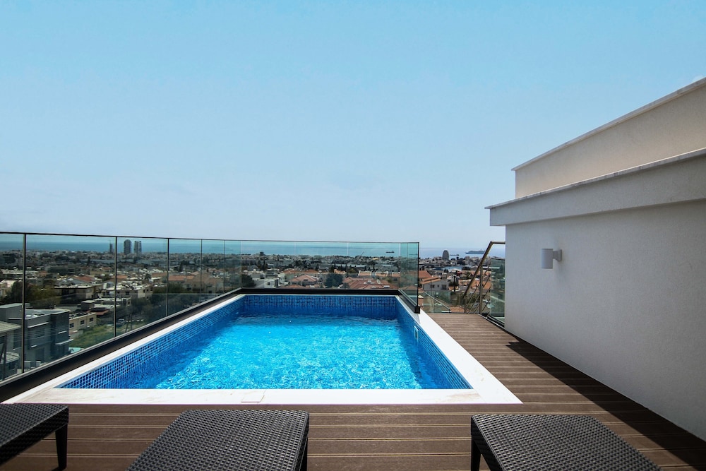 Phaedrus Living: Sea View Anna Residence 302