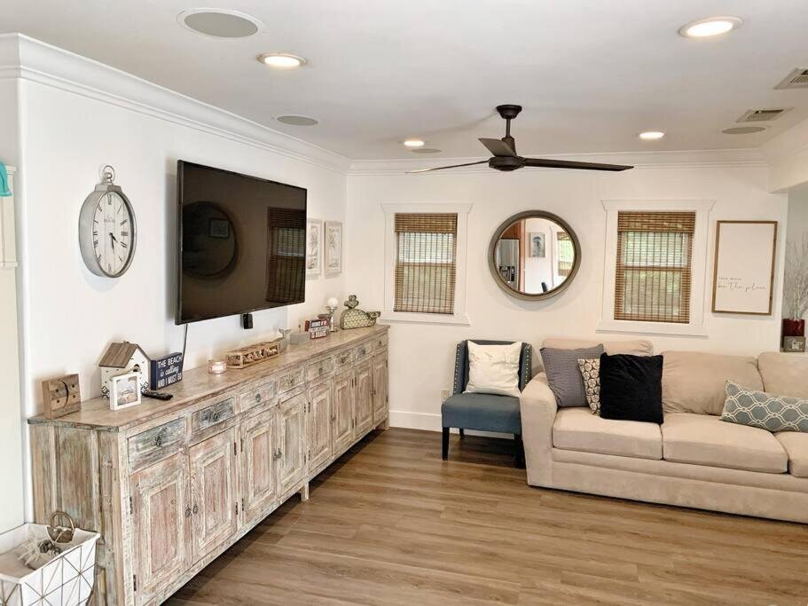Cute Home 7 Blocks To Beach . Xbox . Bikes . Pets — 4-Star Luxury Hotel in Huntington Beach, United States