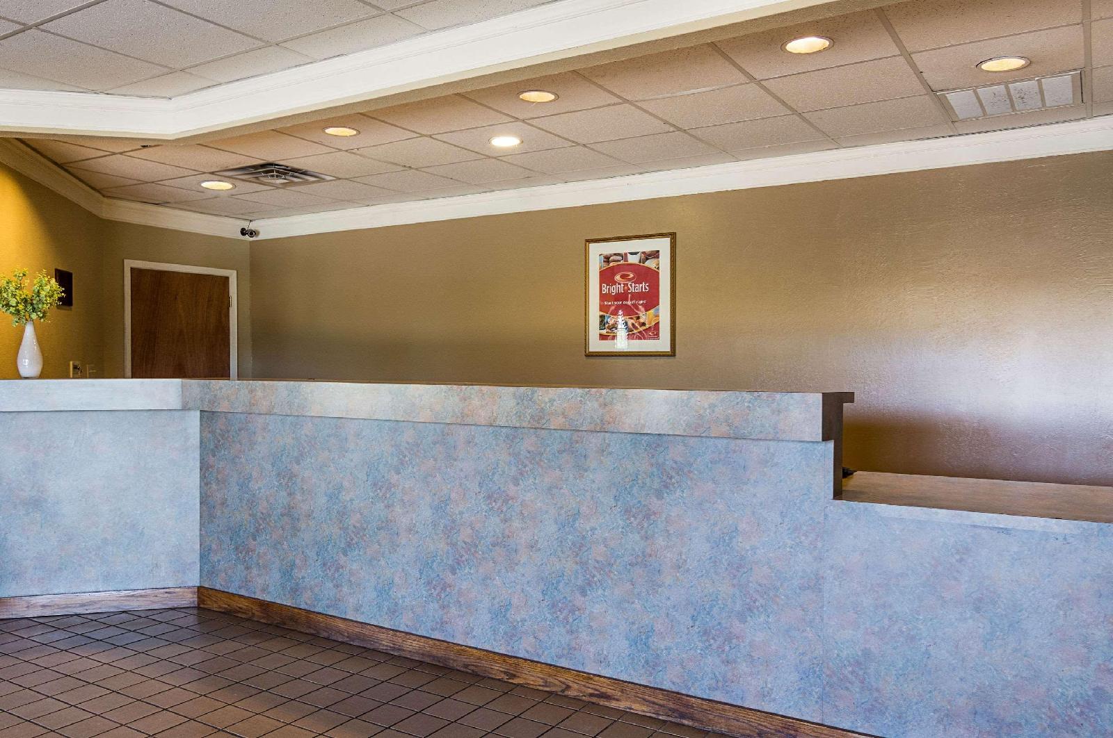 Econo Lodge - photo 6