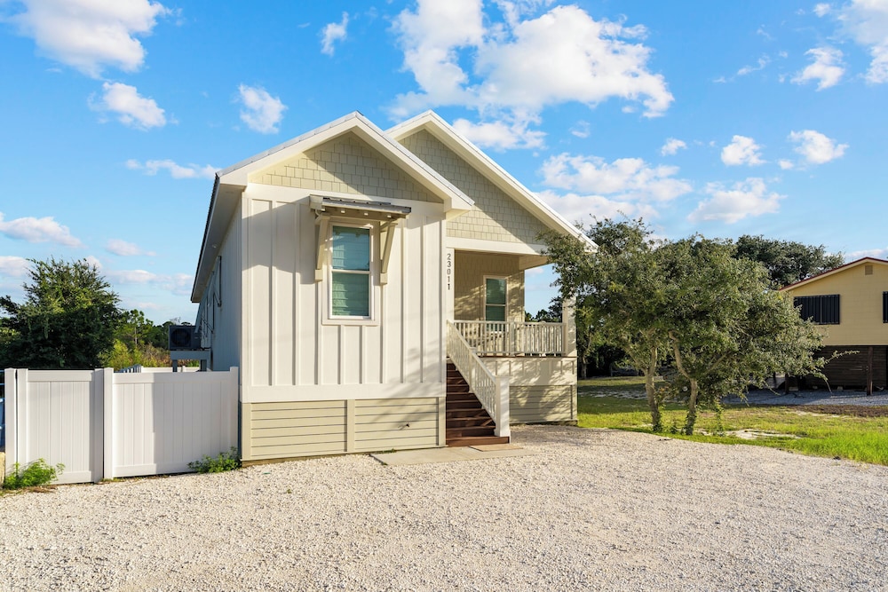 Luxury 4BR Across street from beach Sleeps 10 in Orange Beach, United States