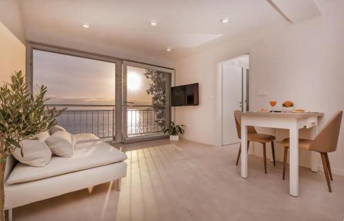 Elegant Seafront Stay Villa Mila