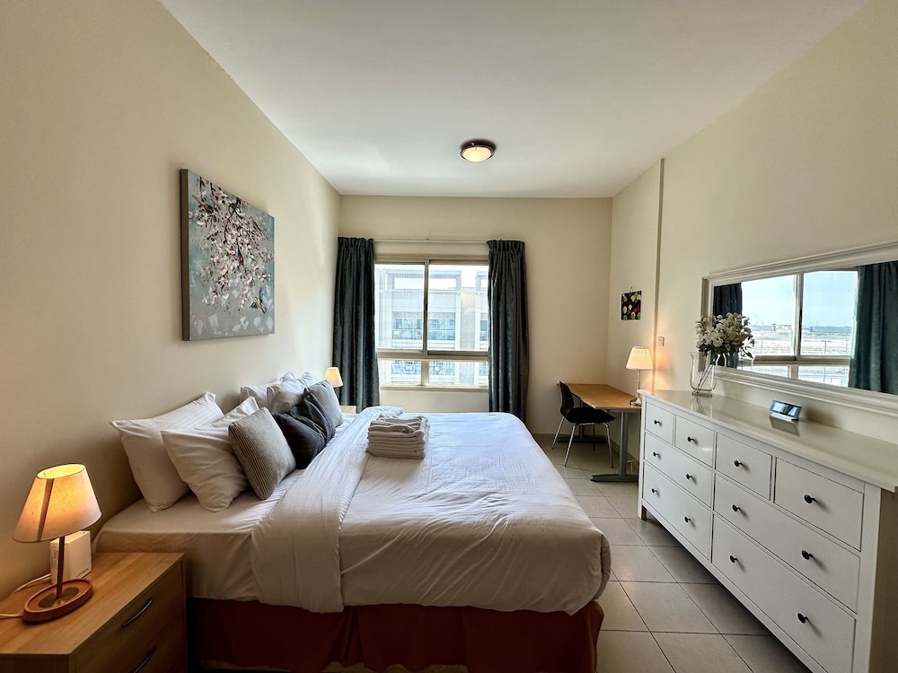 Lux BnB I Turia Tower I Lake & Garden View — 4-Star Luxury Hotel in Dubai, United Arab Emirates
