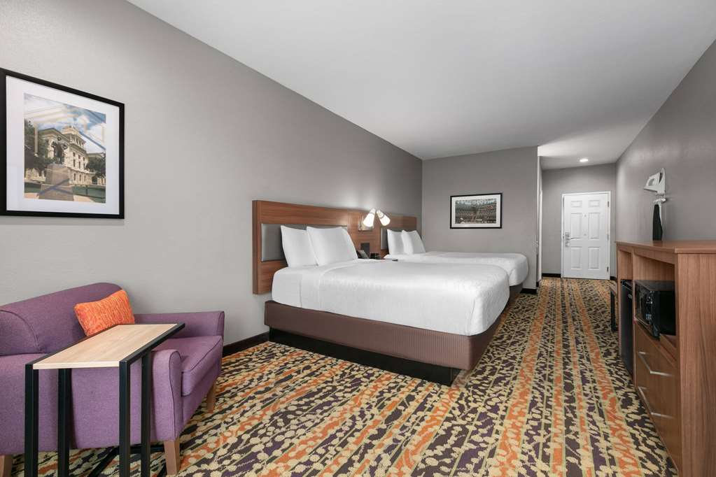 La Quinta Inn & Suites by Wyndham Belton Temple South - photo 20