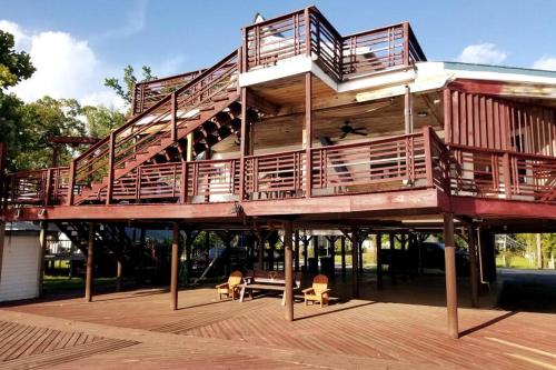 Louisiana Bundicks Lake House Country King Bed — 4-Star Luxury Hotel in Deridder, United States
