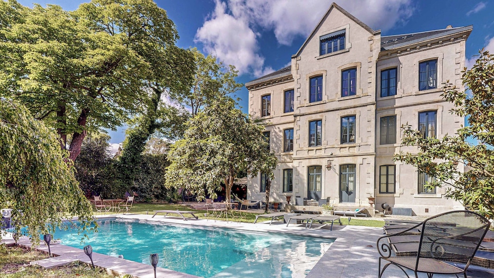 Demeure Saint Louis Historic manor City 700m parkingA CClimWIFI heated pool city view — 4-Star Luxury Hotel in Carcassonne, France