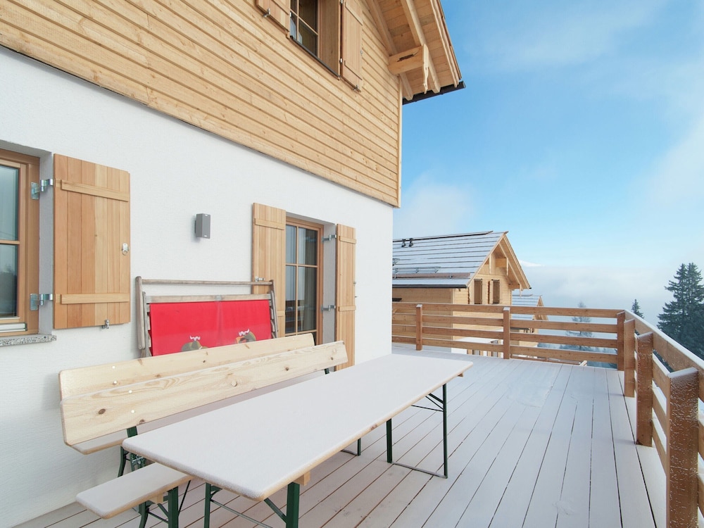 Cozy Chalet in Weisspriach With Terrace — 4-Star Luxury Hotel in Tweng, Austria
