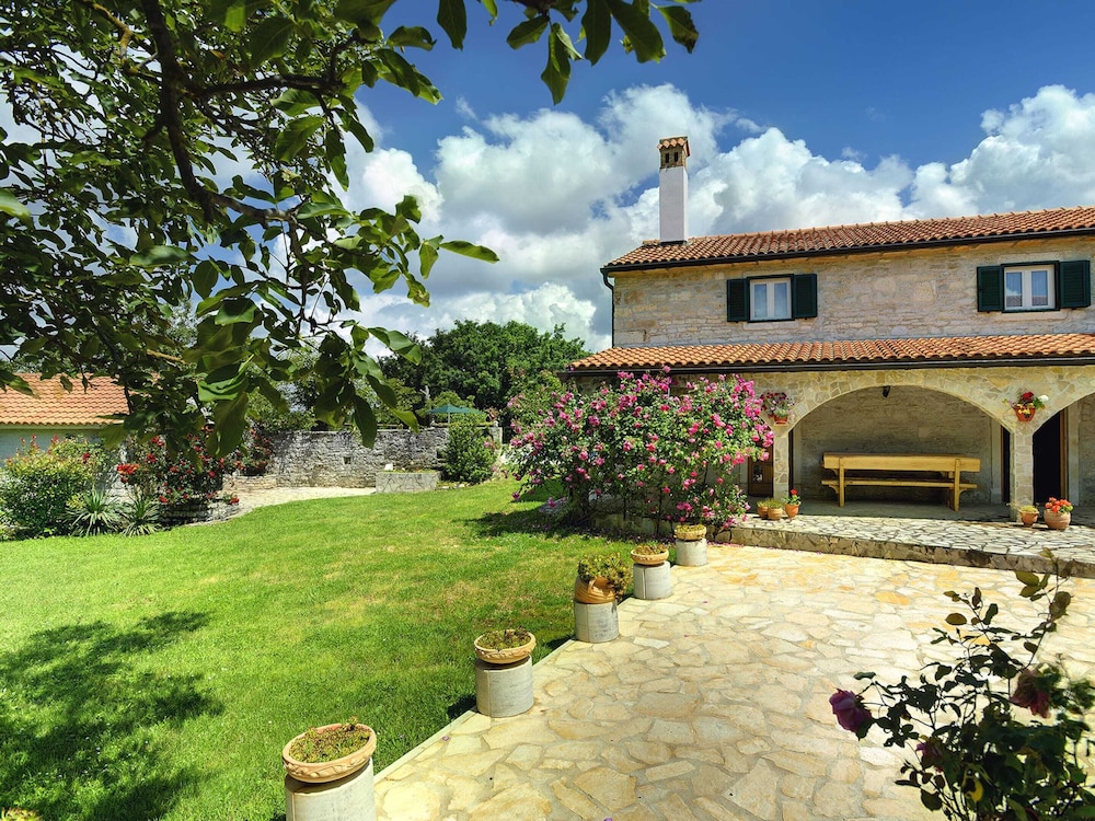 Holiday Home in Rojnici with Private Pool — 4-Star Luxury Hotel in Barban, Croatia