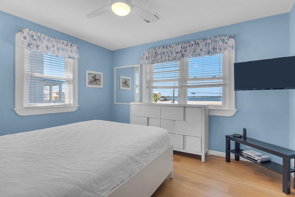 Aqua Skye in Navarre, United States