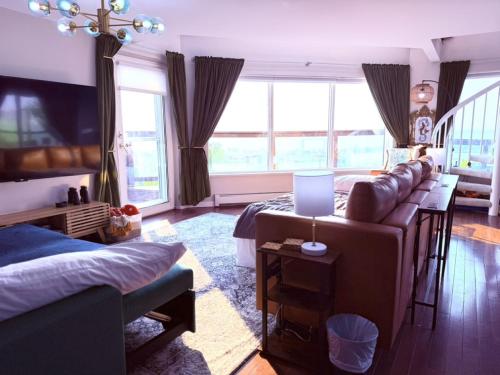 Cozy Panoramic Lake and Lift Bridge Views in Duluth, United States