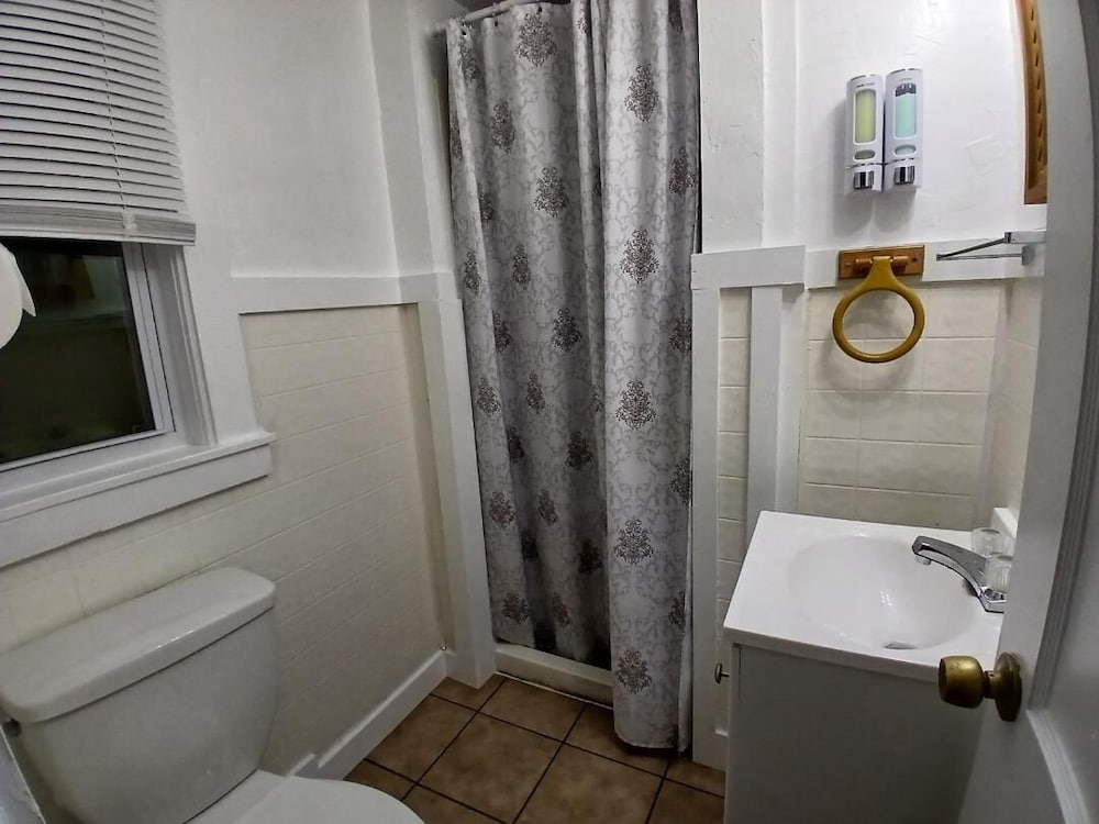 Jonathan Edwards Motel - photo 11