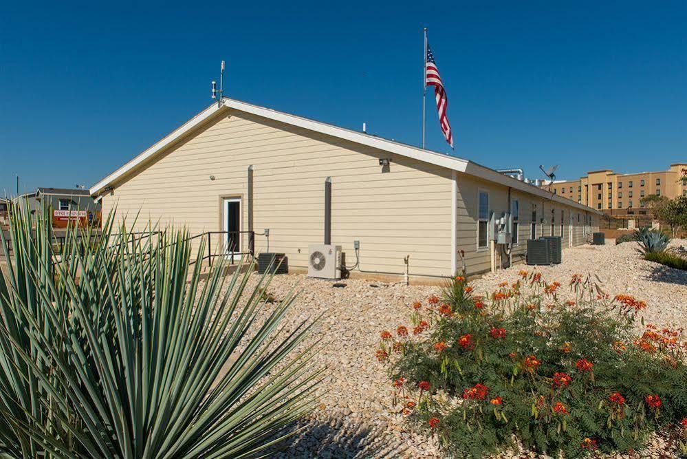 Eagle Ford Cabins — Cotulla — photo 2