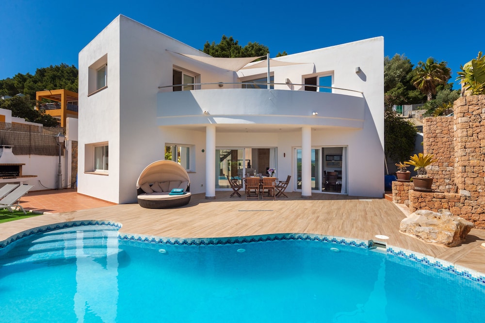 Villa Los Cuatro Arcos — 4-Star Luxury Hotel in Sant Josep De Sa Talaia, Spain