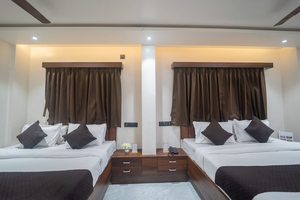Shreenam resto - carbon neutral hotel in Sinnar