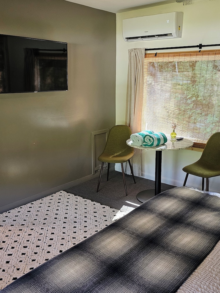 The Springs Motel - photo 20