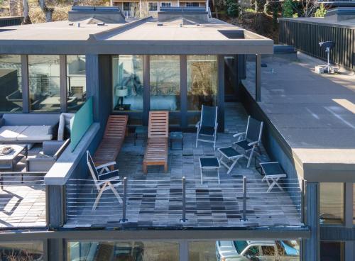 Aloft Airy Design With River View — Hood River