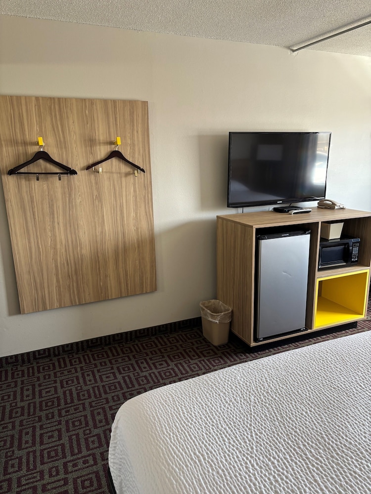 Days Inn by Wyndham West Branch Iowa City Area - photo 12