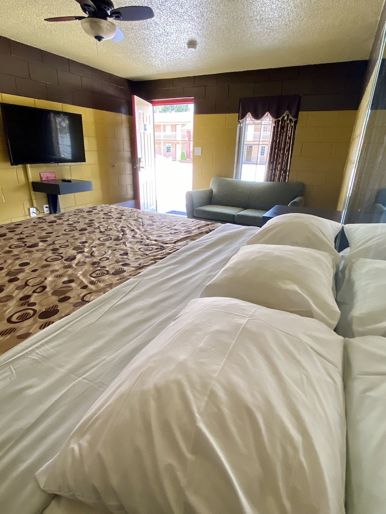 Savannah Inn and Suites - photo 7