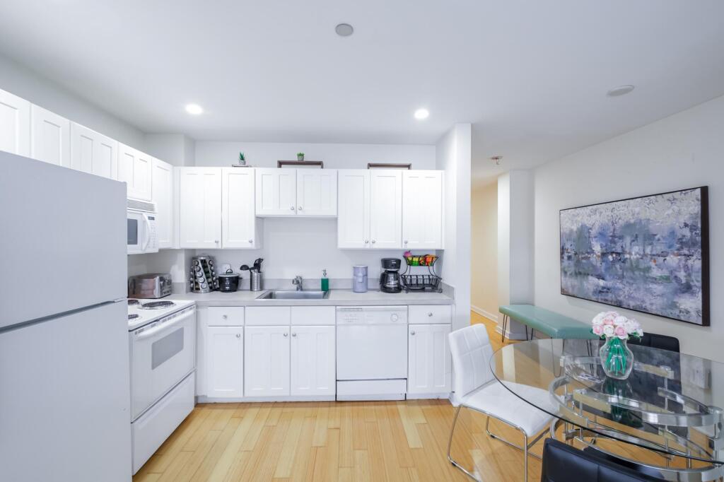 Luxury 2br 100 Walkscore Theatre District Evonify - photo 6