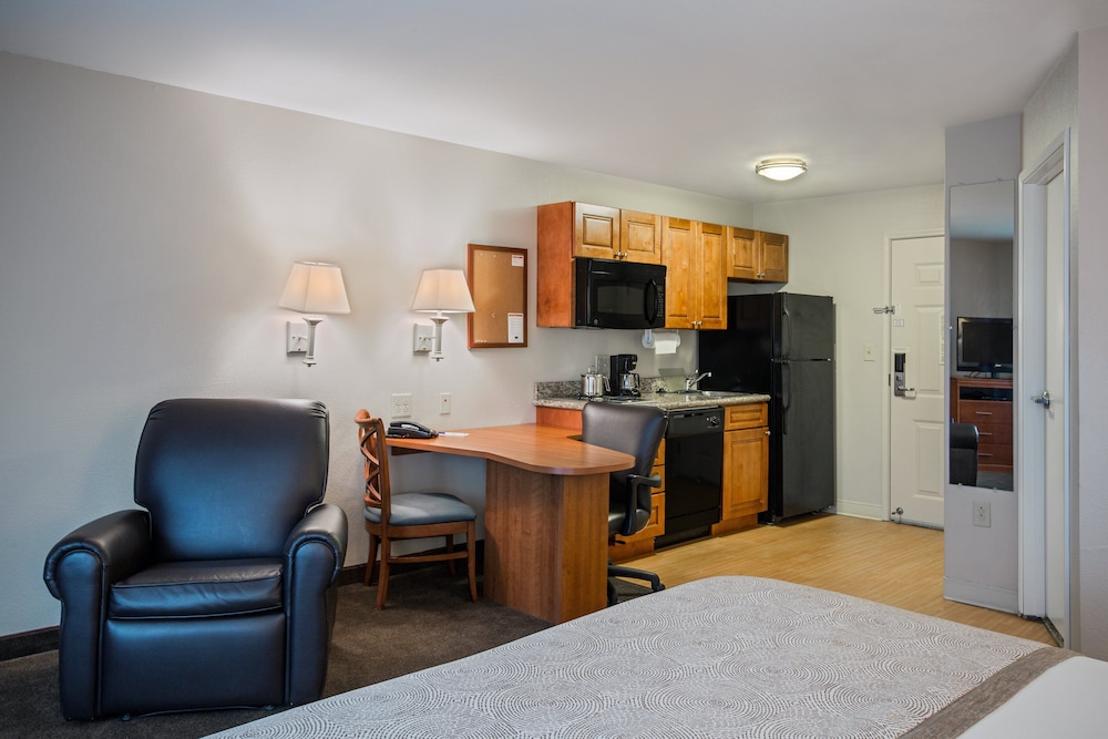 Candlewood Suites Perrysburg by IHG - photo 11
