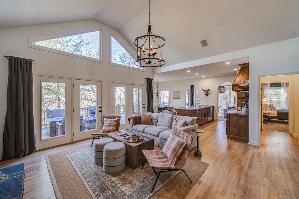 Luxury Mountain Home in Big Canoe Golf Lake EV Game Room — 4-Star Luxury Hotel in Jasper, United States
