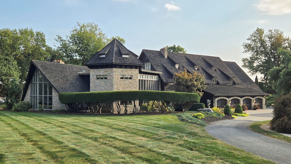 Twin Pine Manor Bed & Breakfast — 4-Star Luxury Hotel in Ephrata, United States