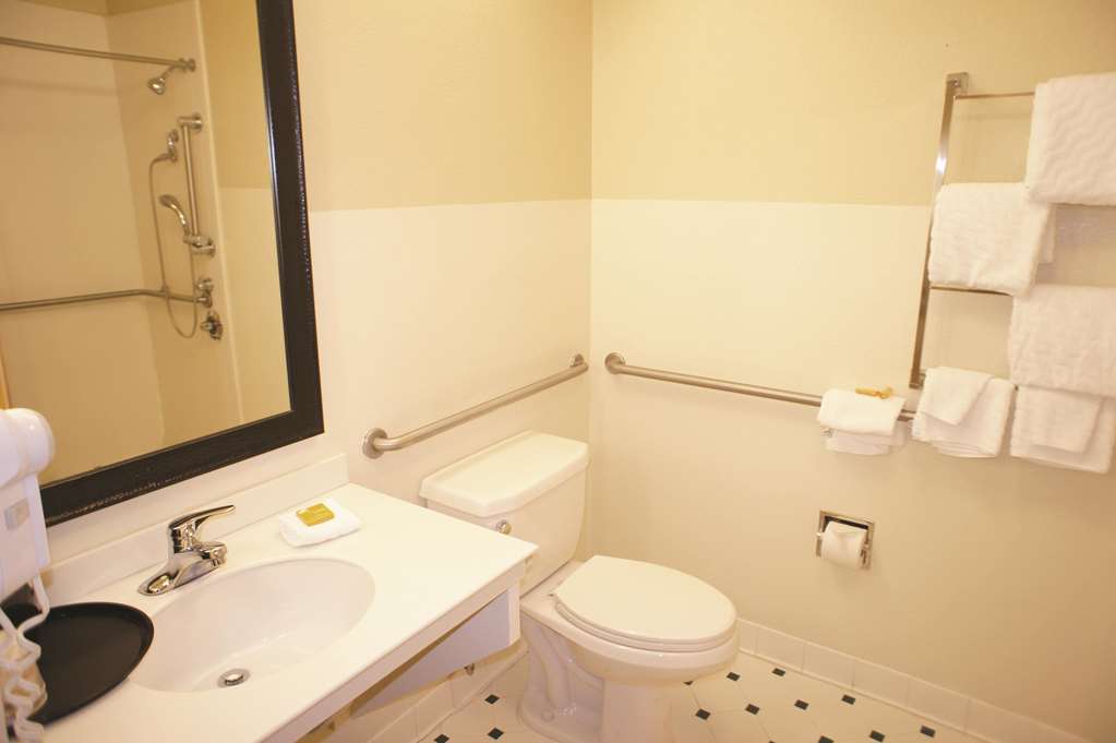 La Quinta Inn & Suites by Wyndham Raleigh Durham Southpoint - photo 15