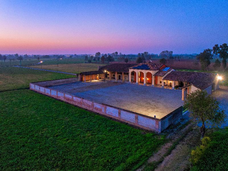 Agriturismo Cascina Tavolette — 4-Star Luxury Hotel in Pralboino, Italy