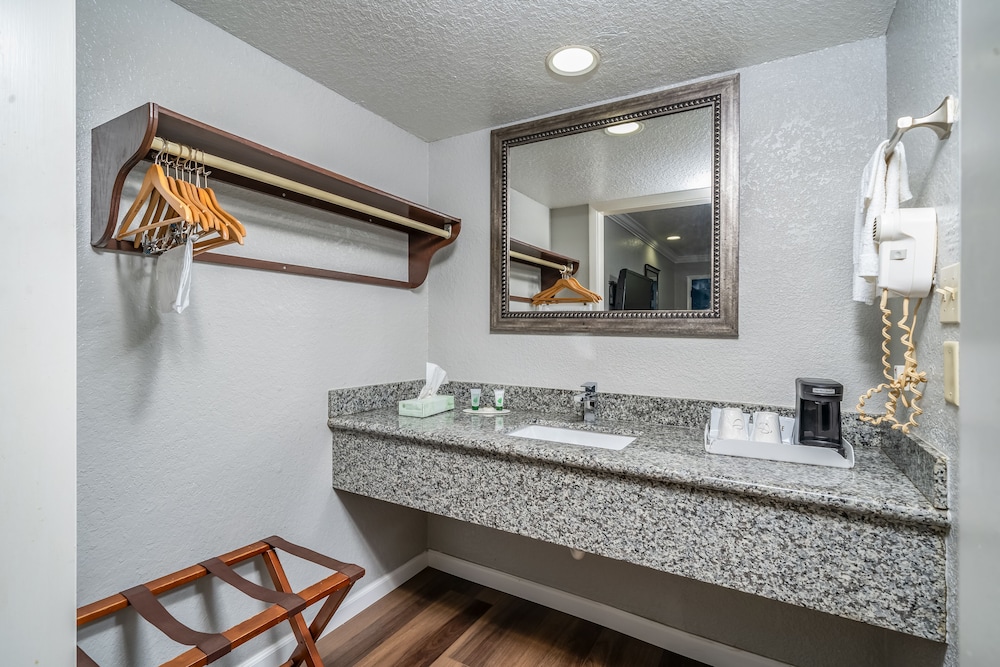 GatorTown Inn - photo 19