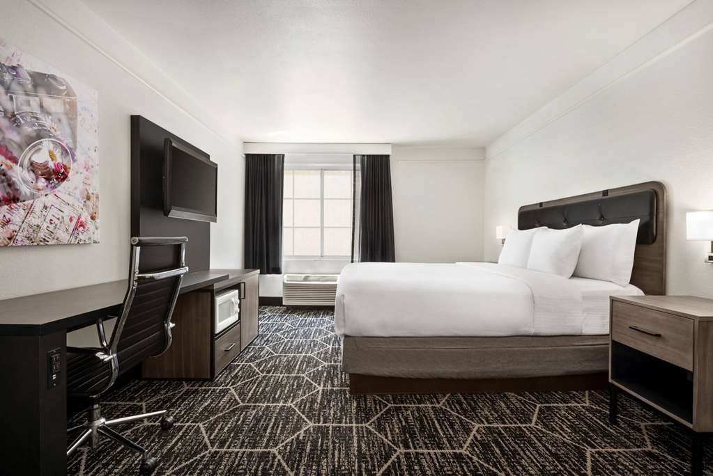 La Quinta Inn & Suites by Wyndham Hesperia Victorville - photo 49