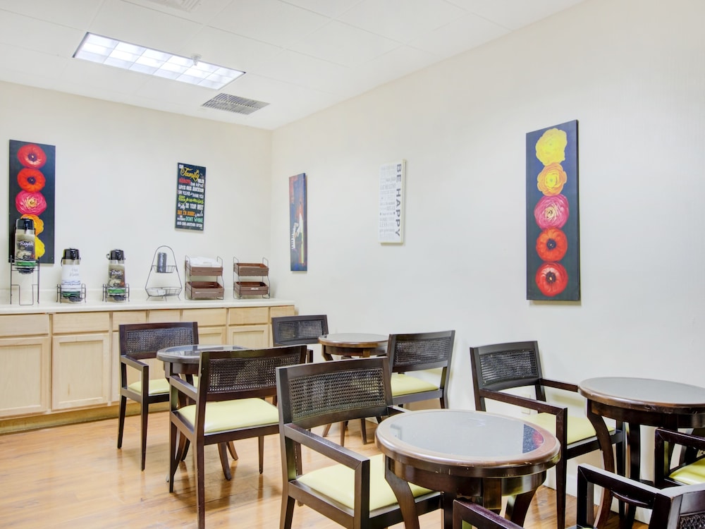 OYO Hotel Dundee By Crystal Lake - photo 34
