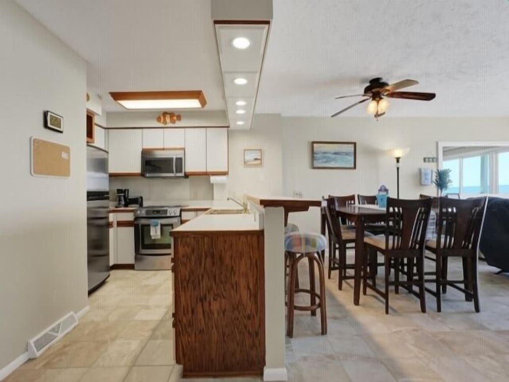 Beach Blanket Spacious Condo With Private Beach Access And Resort Amenities 3 Bedroom Condo by RedAwning - photo 12