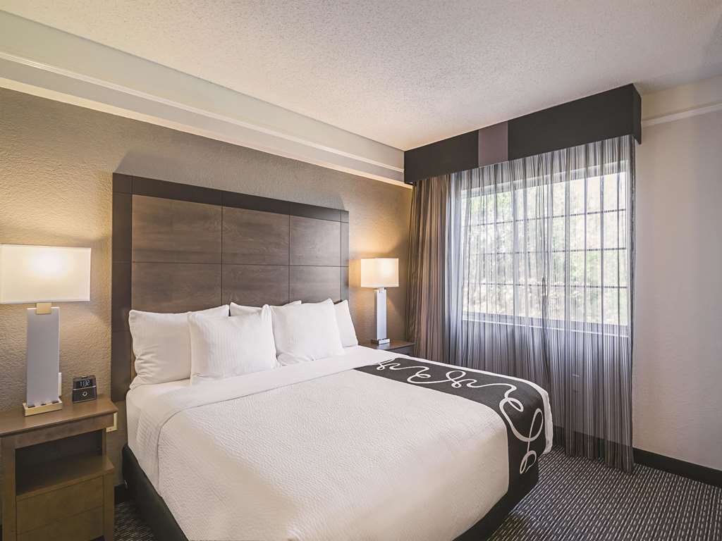 La Quinta Inn & Suites by Wyndham Austin Near The Domain - photo 36