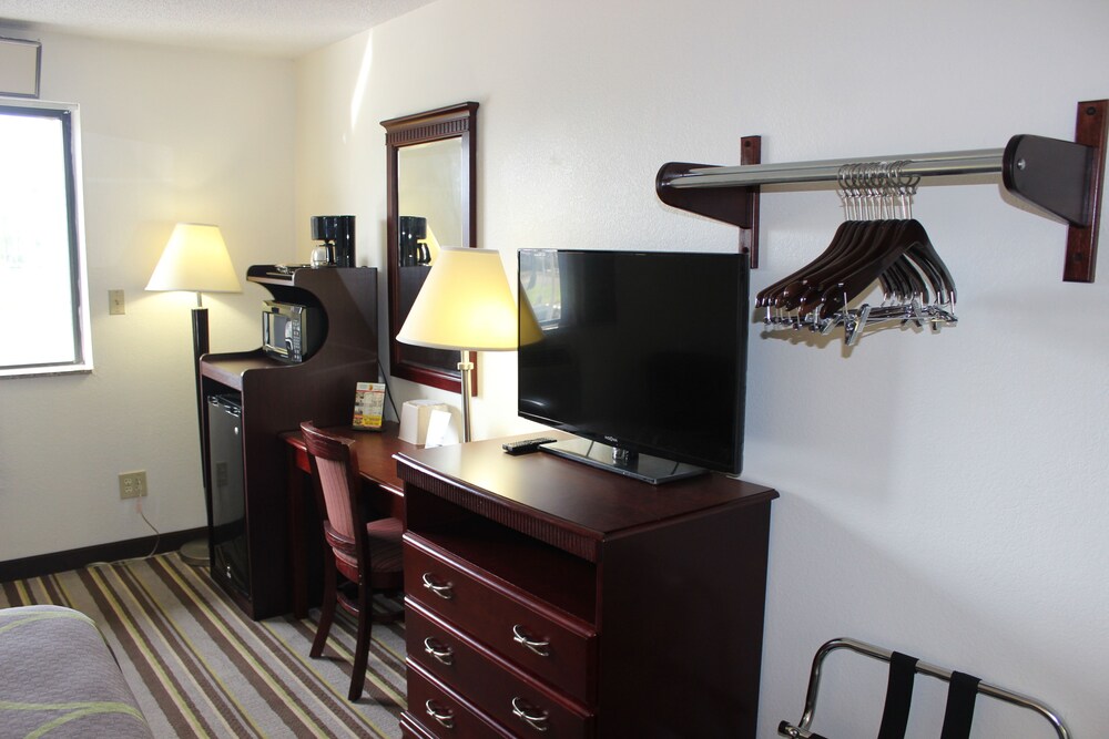 Super 8 by Wyndham Tuscaloosa - photo 8
