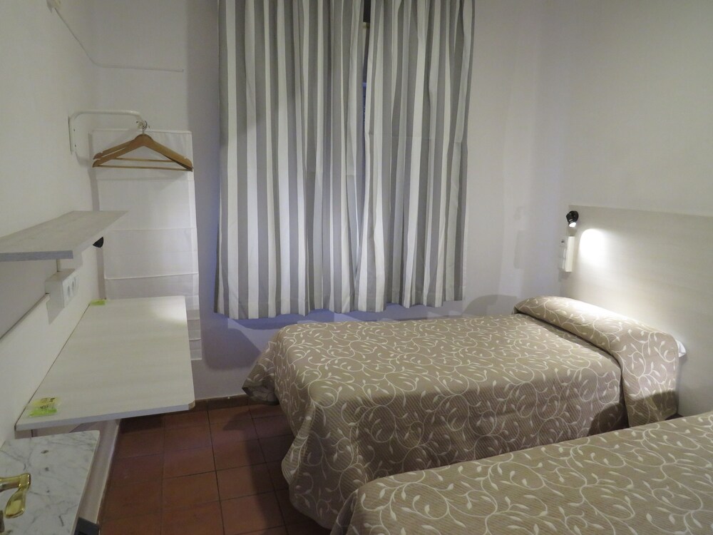 Hostel Almansa Tetuán Madrid