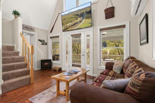 Tranquil Riverfront Living at Sasquatch Cabin — Fleetwood — photo 3