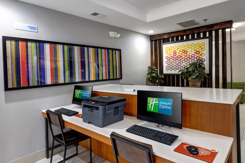 Holiday Inn Express & Suites Shelbyville Indianapolis by IHG - photo 29