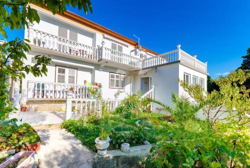Rooms Mladen P — hotel in Banjol