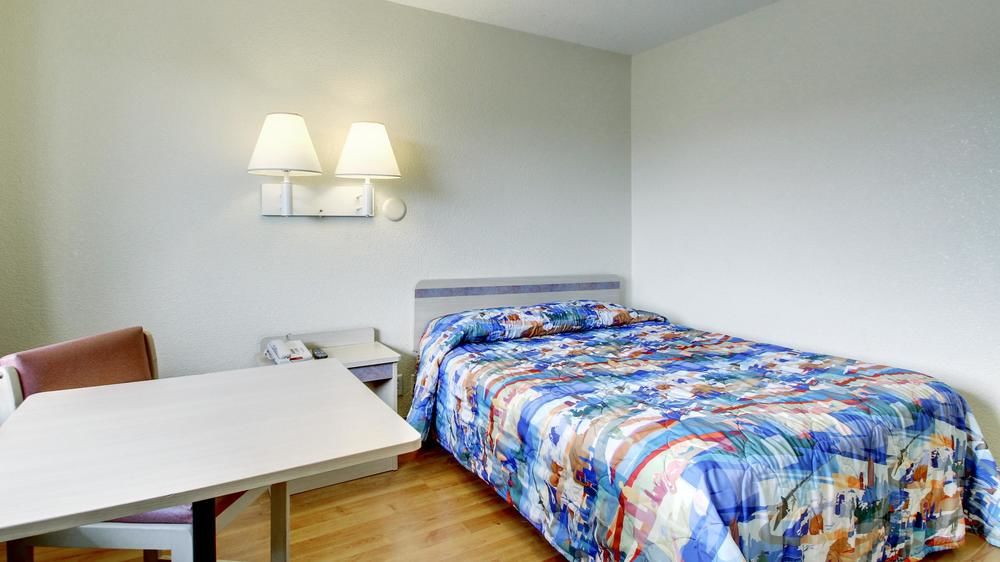 Motel 6 Manhattan - photo 13
