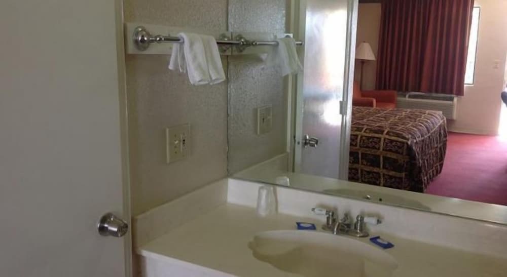 Deluxe Inn Airport - photo 11