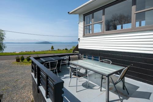 Authentic Kiwi Lodge by the Lake — 4-Star Luxury Hotel in Rotorua, New Zealand