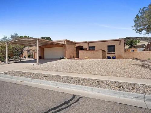 Casa Herradura Near Petroglyphs — 4-Star Luxury Hotel in Albuquerque, United States