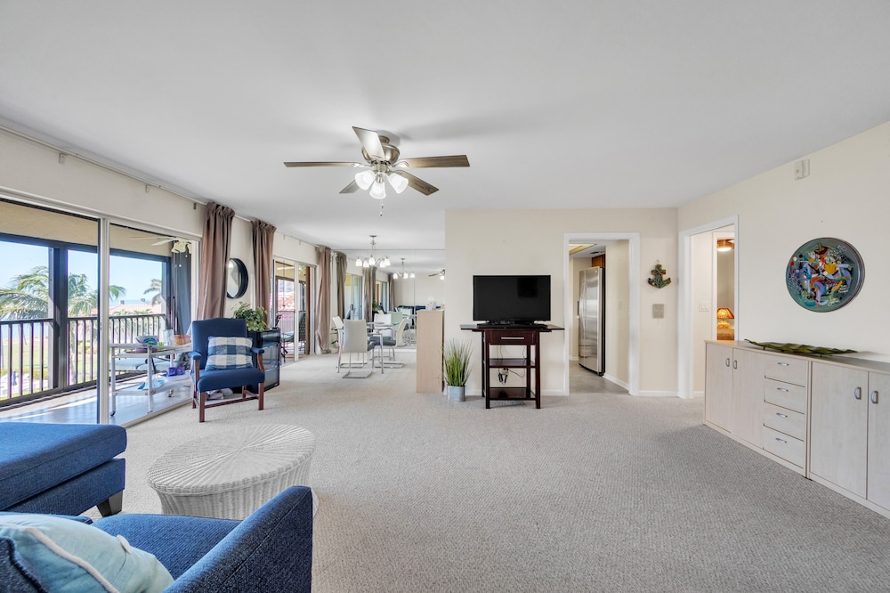 Gulf view Condo With Resort style Amenities 2 Bedroom Condo - photo 19