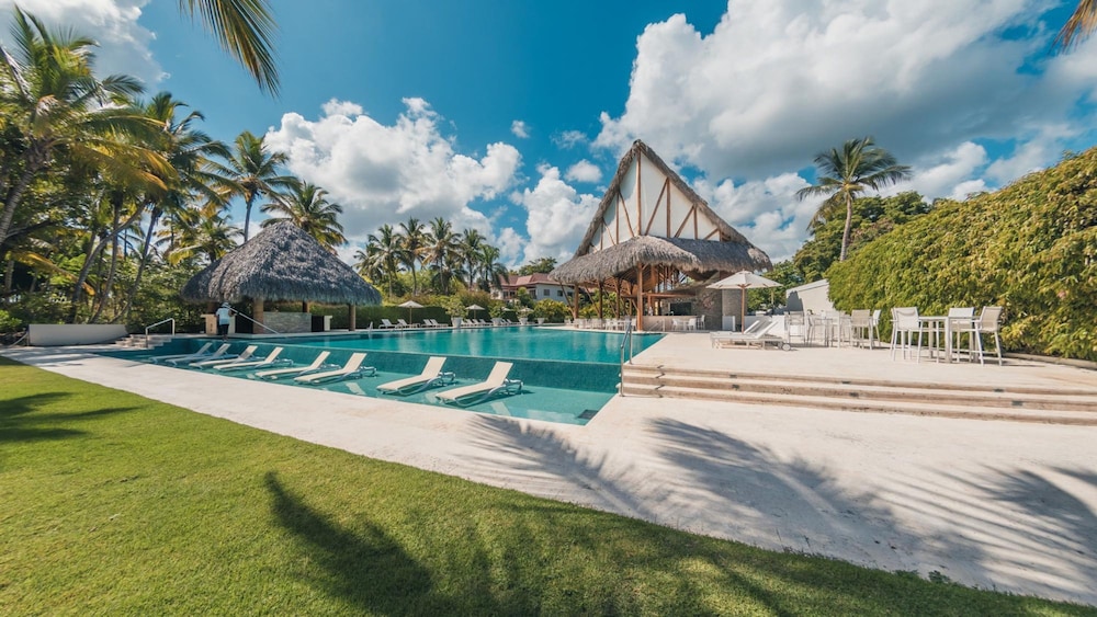 3BR apartment with balcony in Portillo Terrenas — 4-Star Luxury Hotel in Las Terrenas, Dominican Republic