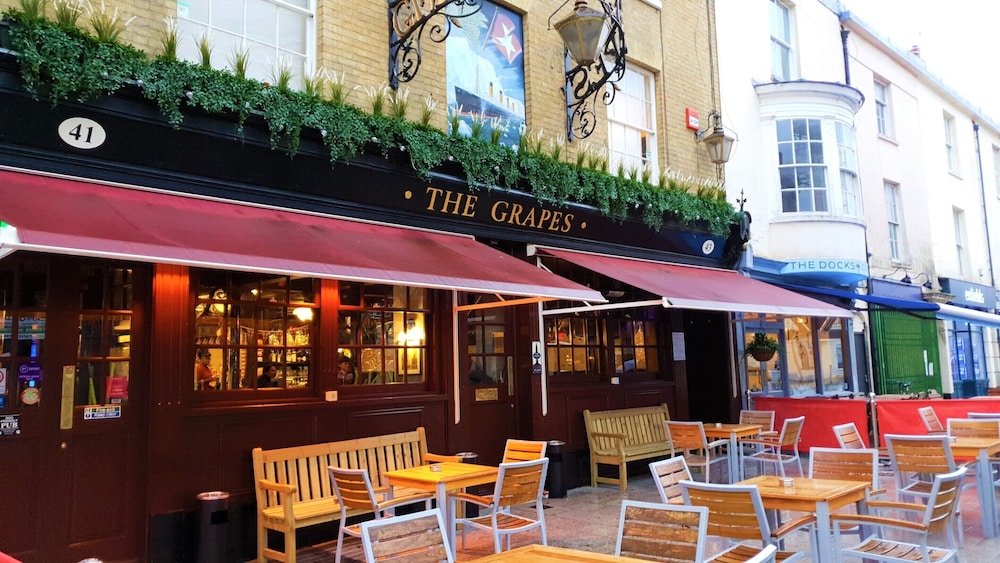 The Grapes Pub in Southampton, United Kingdom