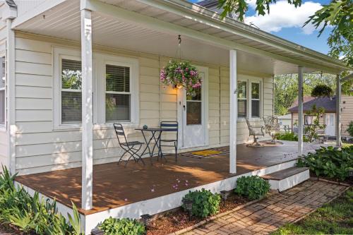 The Gilded Cottage Entire Home — 4-Star Luxury Hotel in Rockford, United States