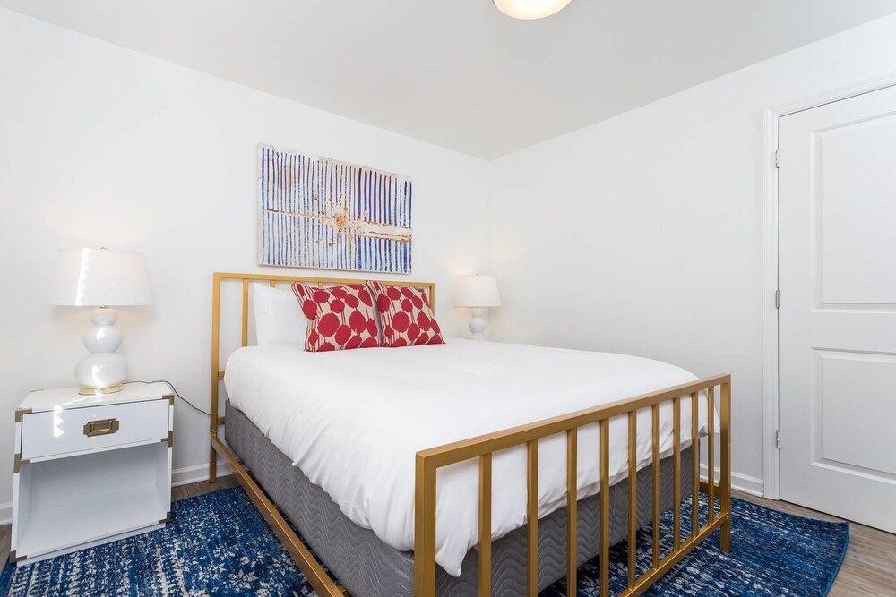 8 BRs Comprised of 4 2BR Suites by Domio - photo 10