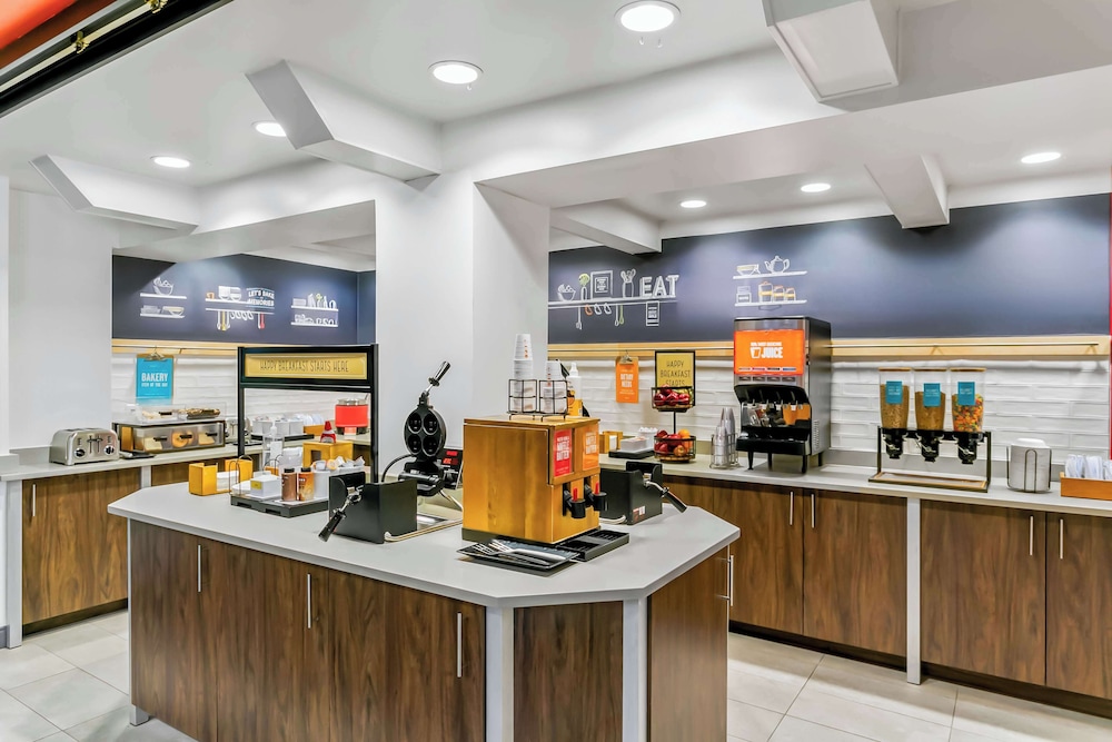Hampton Inn Bowie - photo 34