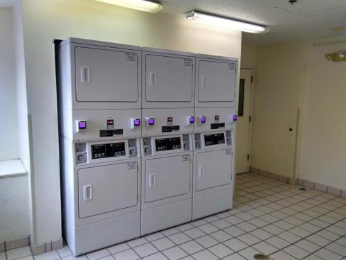 Intown Suites Extended Stay Indianapolis In Traders Point - photo 10
