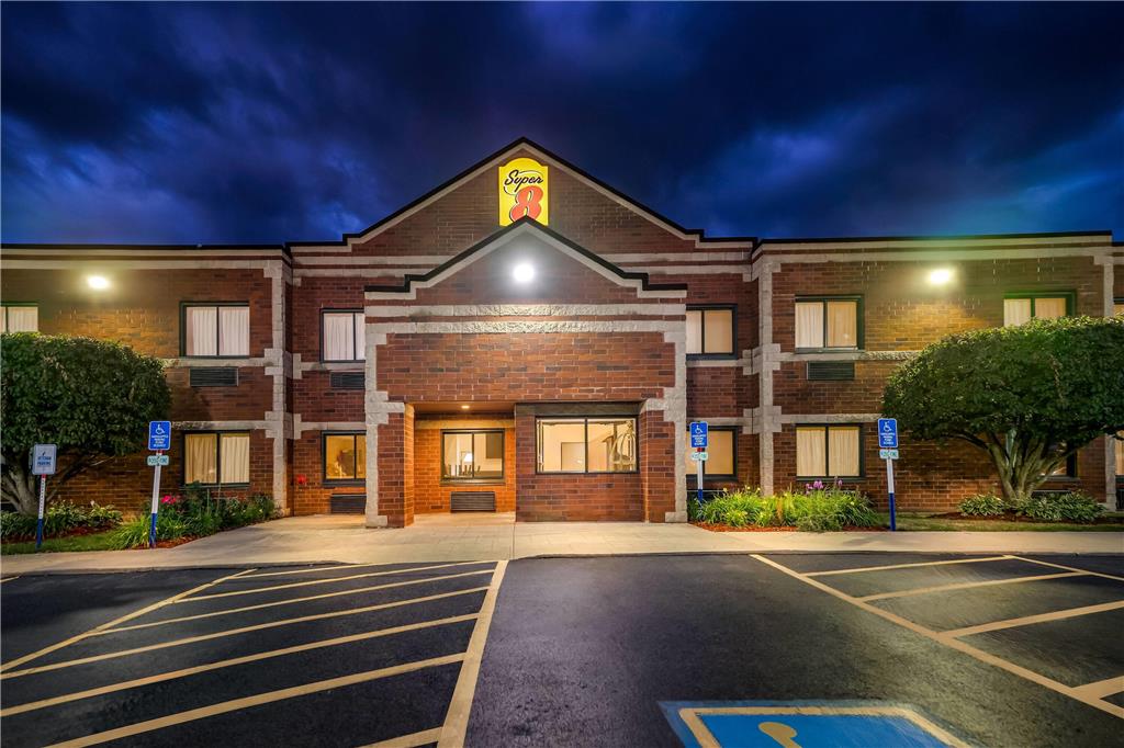 Super 8 by Wyndham Elgin - photo 5